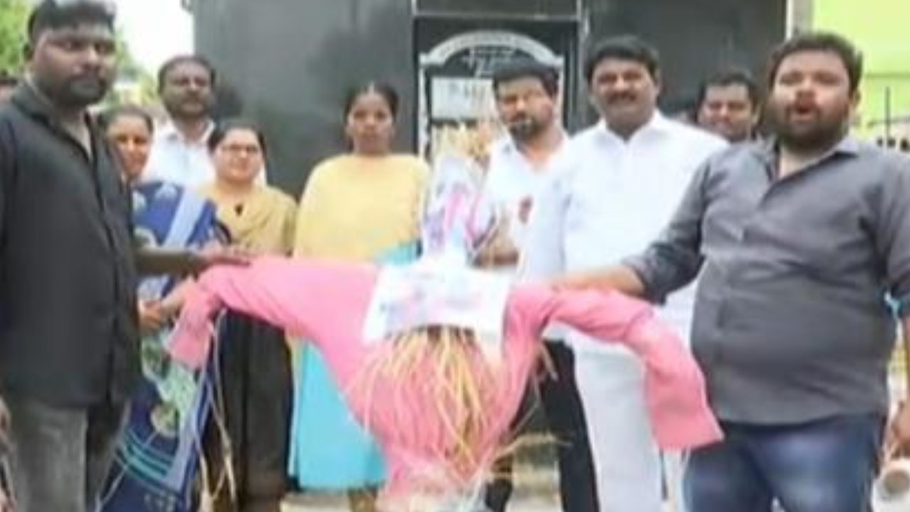 Eluru : పవన్ కళ్యాణ్ పై వైసీపీ, వాలంటీర్లు, దళిత సంఘాలు ఫైర్.. పవన్ దిష్టిబొమ్మలు దగ్ధం Eluru : పవన్ కళ్యాణ్ పై వైసీపీ, వాలంటీర్లు, దళిత సంఘాలు ఫైర్.. పవన్ దిష్టిబొమ్మలు దగ్ధం