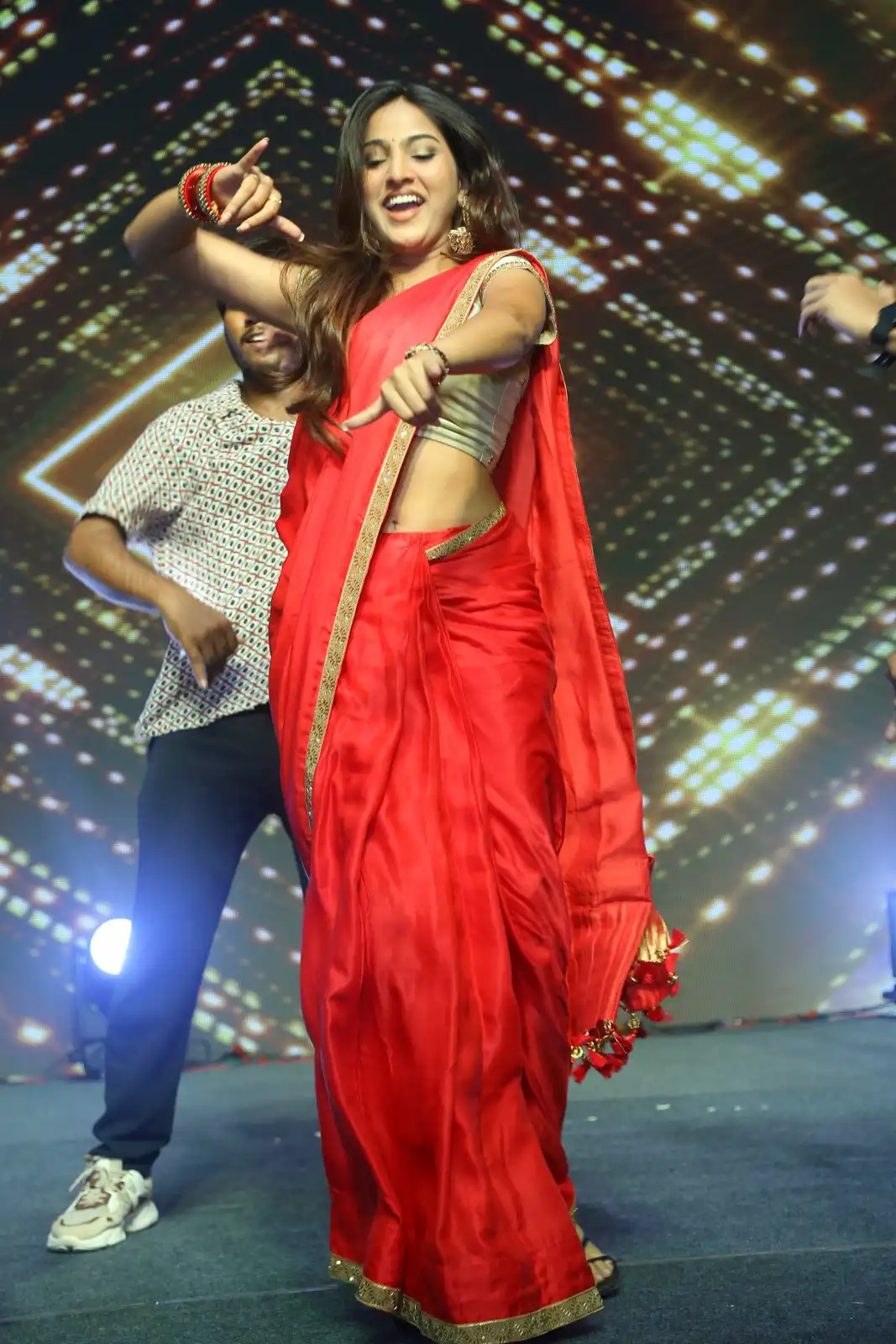 Pranavi Manukonda Stunning Looks in Saree at Slum Dog Husband Movie Pre Release Event