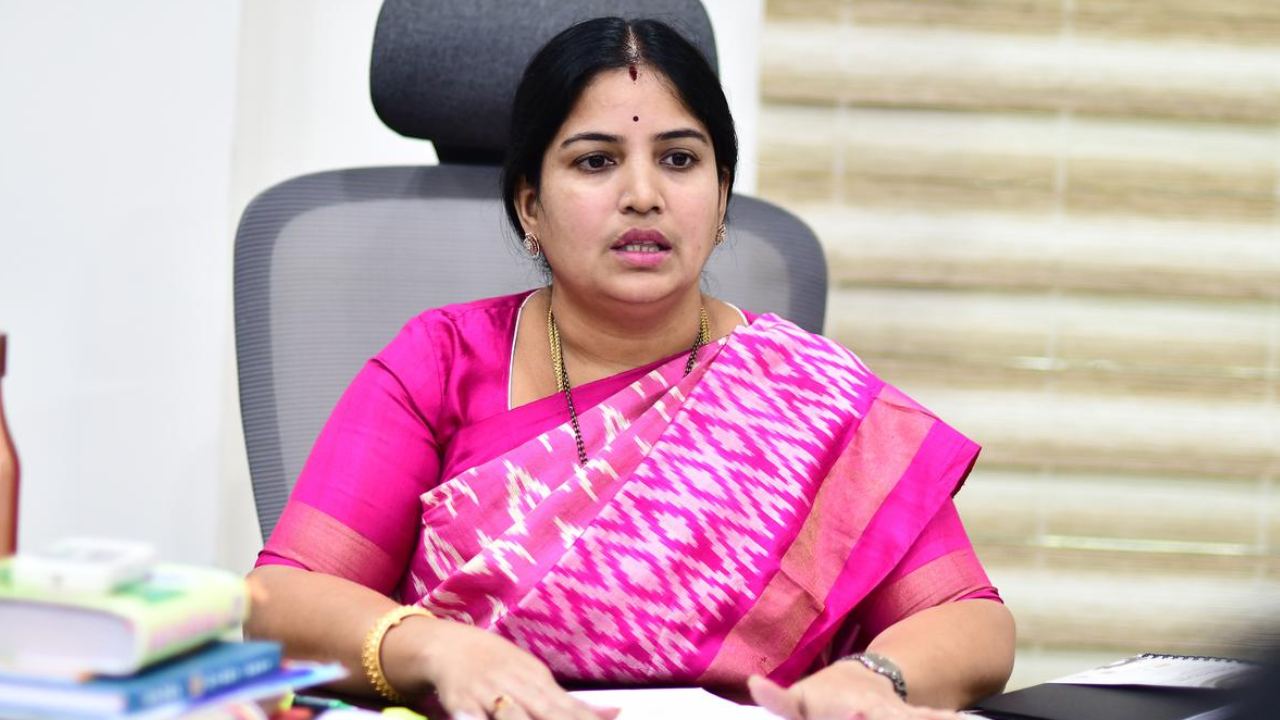 Rayana Bhagyalakshmi : పేదలకు ఇళ్లు నిర్మించాలన్న జగన్ సంకల్పానికి దేవుడు అండగా నిలిచారు : మేయర్ రాయన భాగ్యలక్ష్మి Rayana Bhagyalakshmi : పేదలకు ఇళ్లు నిర్మించాలన్న జగన్ సంకల్పానికి దేవుడు అండగా నిలిచారు : మేయర్ రాయన భాగ్యలక్ష్మి