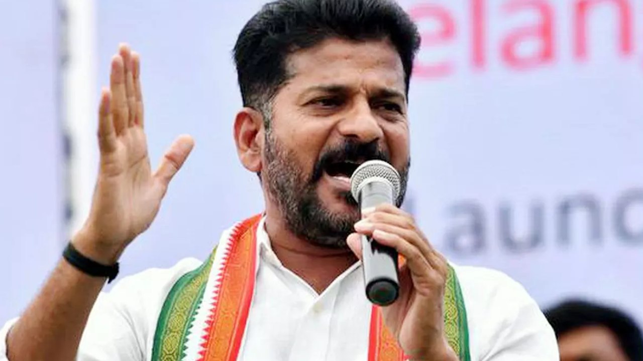 Revanth Reddy : కాంగ్రెస్ సభకు వచ్చేవారిని అడ్డుకుంటున్న పోలీసులు.. డీజీపీకి ఫిర్యాదు చేసిన రేవంత్ రెడ్డి Revanth Reddy : కాంగ్రెస్ సభకు వచ్చేవారిని అడ్డుకుంటున్న పోలీసులు.. డీజీపీకి ఫిర్యాదు చేసిన రేవంత్ రెడ్డి