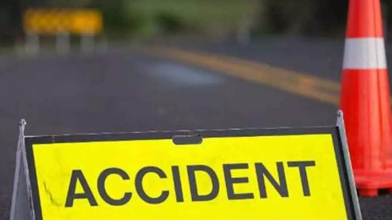 Karimnagar Road Accident : కరీంనగర్ జిల్లాలో రోడ్డు ప్రమాదం.. ముగ్గురు యువకులు మృతి Karimnagar Road Accident : కరీంనగర్ జిల్లాలో రోడ్డు ప్రమాదం.. ముగ్గురు యువకులు మృతి