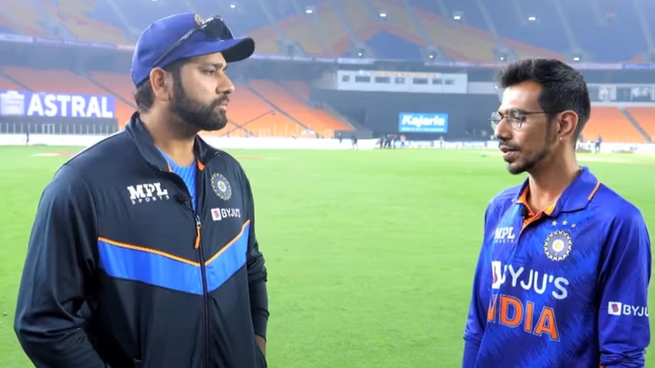 Rohit Beats Chahal : చాహల్ను కొట్టిన రోహిత్.. పక్కనే ఉన్న కోహ్లి ఏం చేశాడంటే..? Rohit Beats Chahal : చాహల్ను కొట్టిన రోహిత్.. పక్కనే ఉన్న కోహ్లి ఏం చేశాడంటే..?