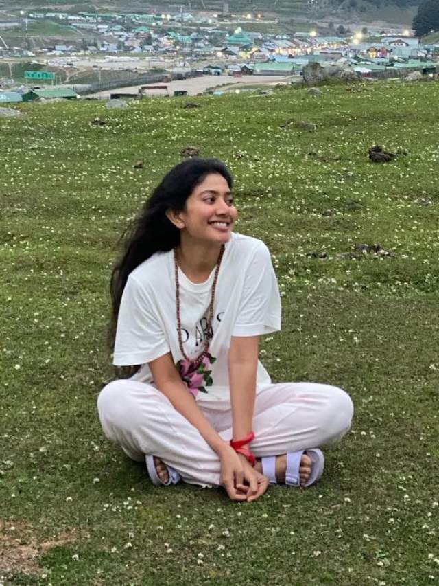 >కాశ్మీర్‌లో హైబ్రిడ్ పిల్ల సాయి పల్లవి..