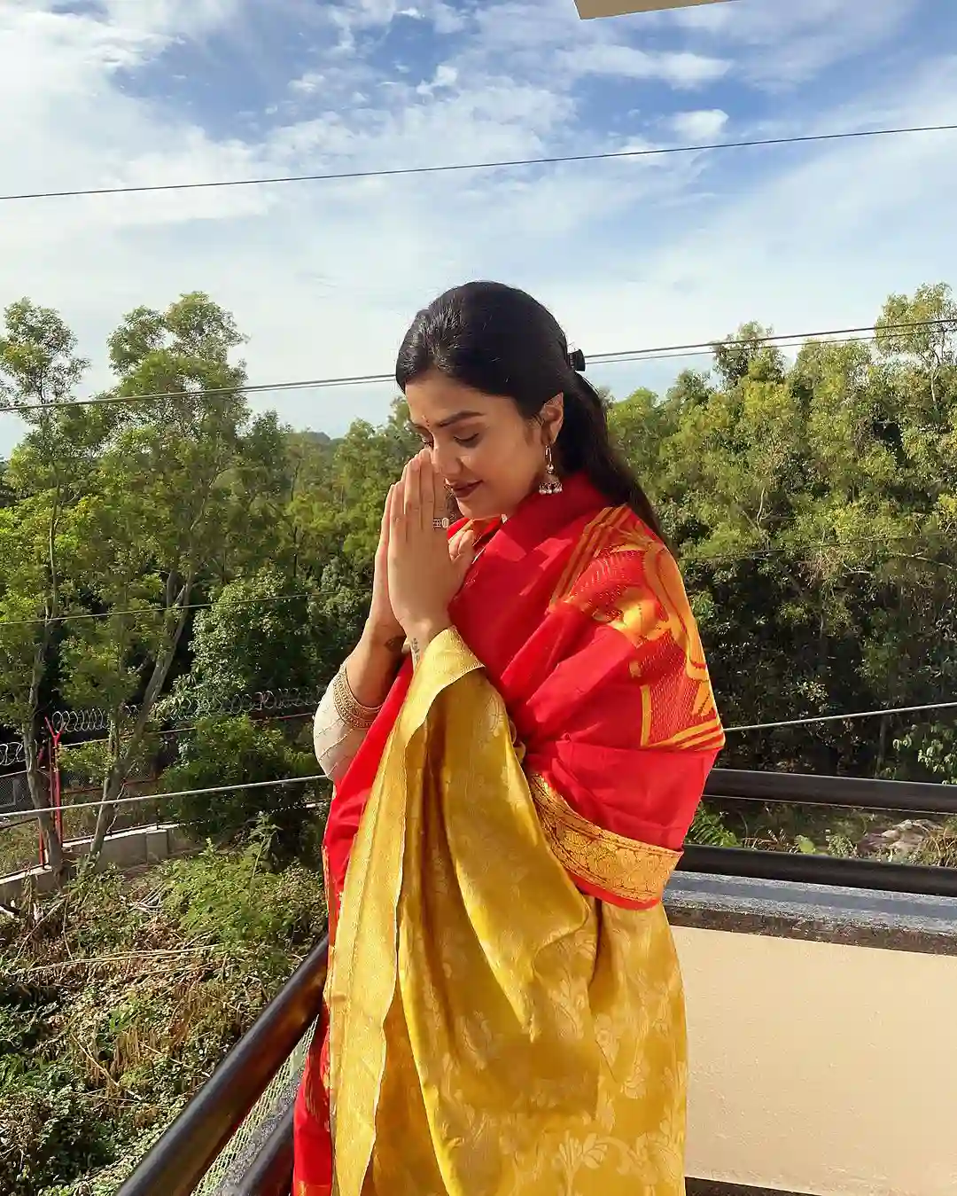 Sreemukhi visited tirumala temple along with minister roja photos