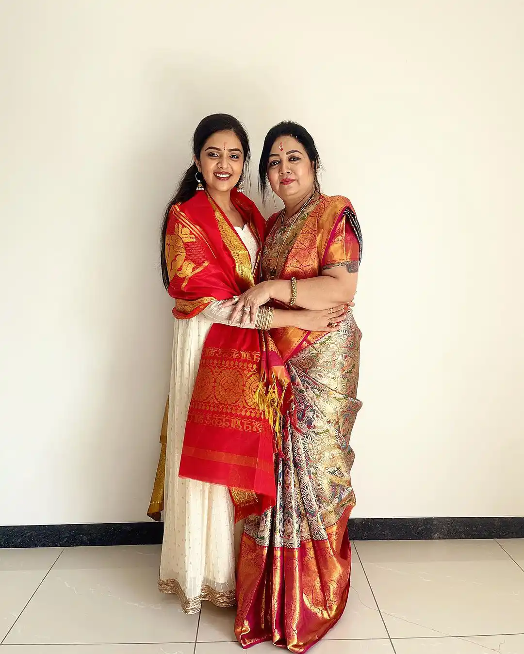 Sreemukhi visited tirumala temple along with minister roja photos