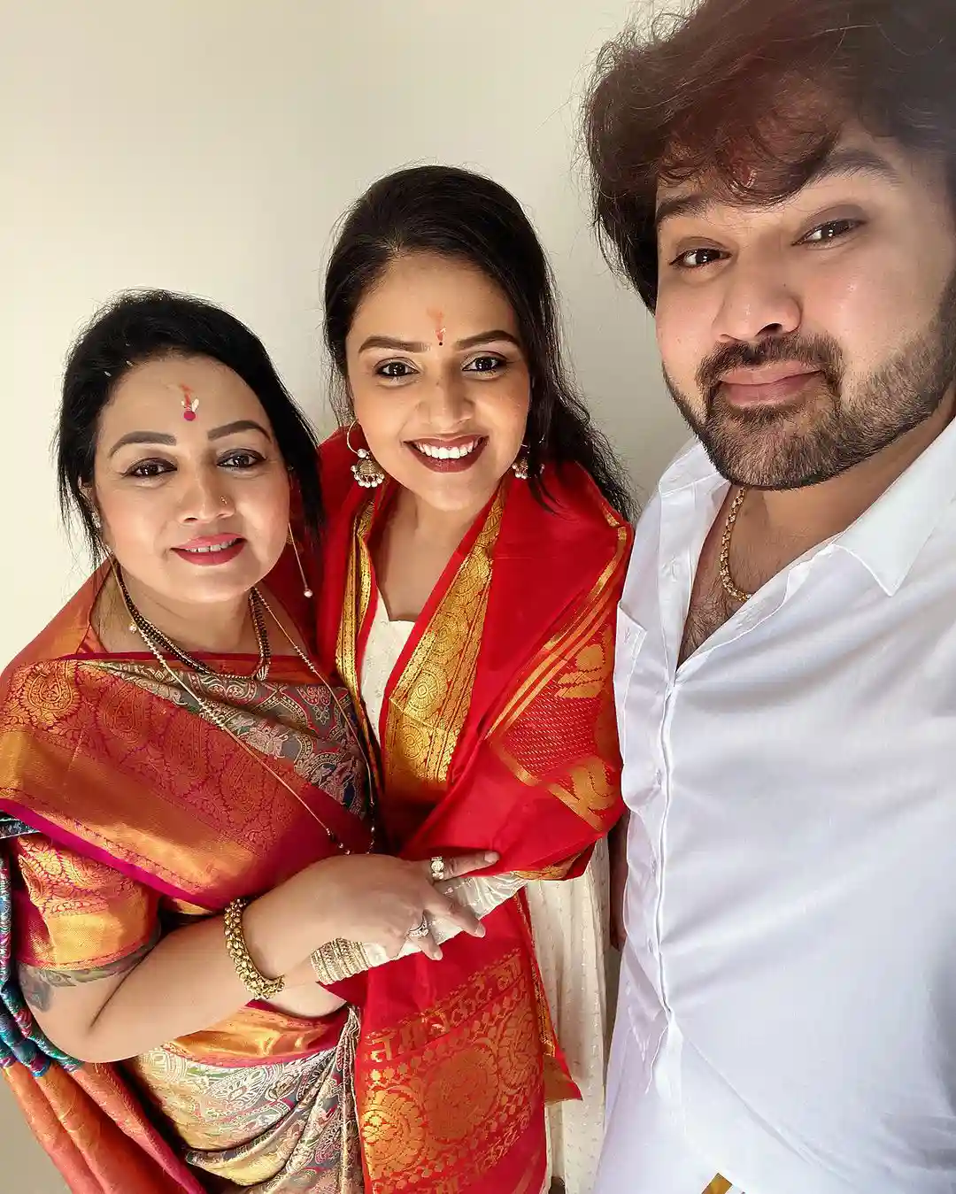 Sreemukhi visited tirumala temple along with minister roja photos