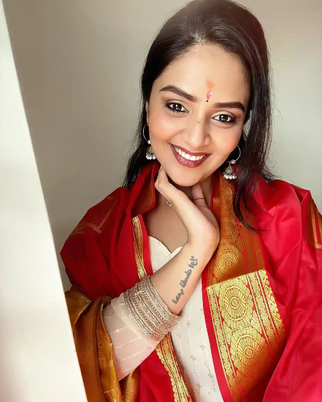 Sreemukhi visited tirumala temple along with minister roja photos