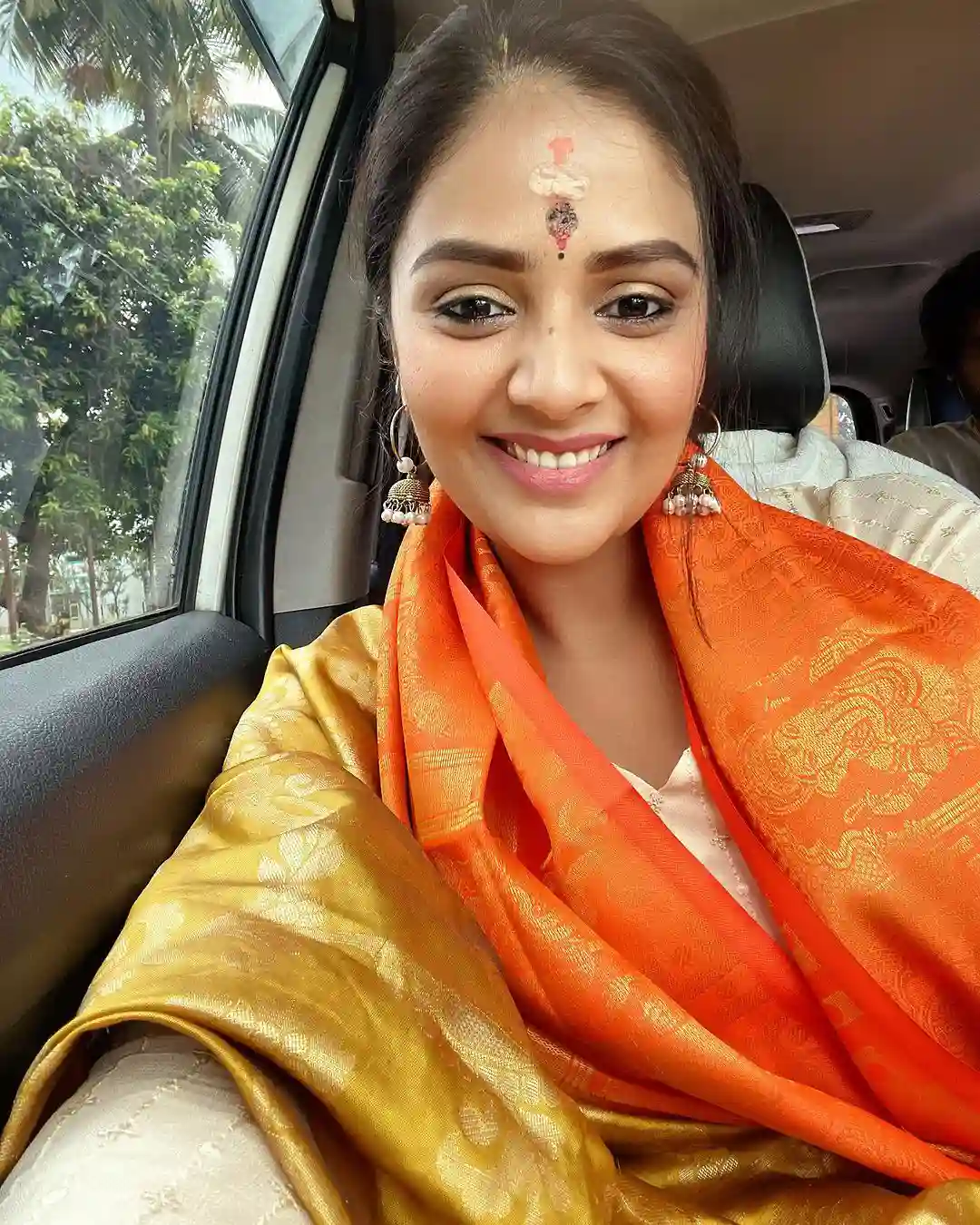 Sreemukhi visited tirumala temple along with minister roja photos