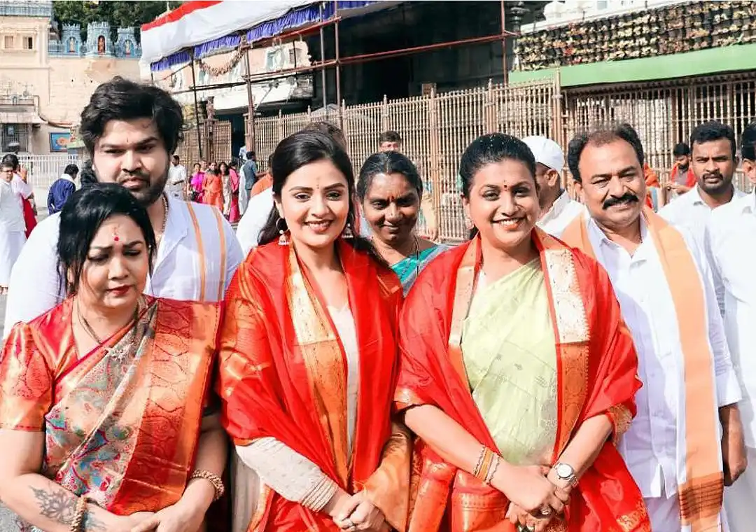 Sreemukhi visited tirumala temple along with minister roja photos