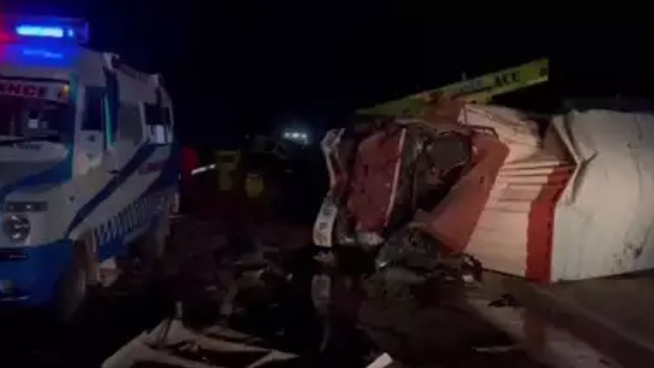 Tamil Nadu Road Accident: తమిళనాడులో ఘోర రోడ్డు ప్రమాదం.. మధురై సమీపంలో ఢీకున్న కారు, ట్రక్కు Tamil Nadu Road Accident: తమిళనాడులో ఘోర రోడ్డు ప్రమాదం.. మధురై సమీపంలో ఢీకున్న కారు, ట్రక్కు