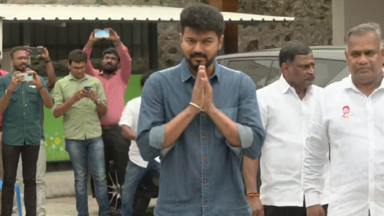 Vijay : మరోసారి అభిమానులతో విజయ్ భేటీ.. రాజకీయం గురించేనా..? Vijay : మరోసారి అభిమానులతో విజయ్ భేటీ.. రాజకీయం గురించేనా..?