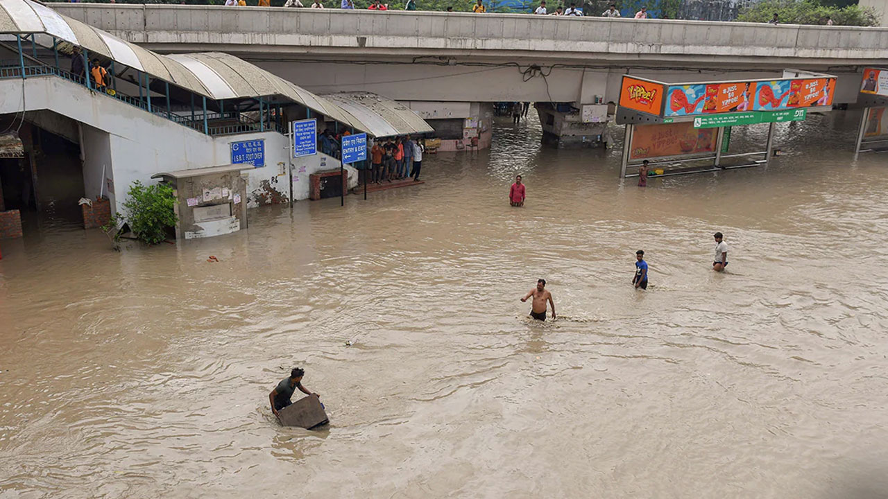 Delhi Floods: ఢిల్లీలో వరదలకు బీజేపీ కుట్ర చేసిందట.. ఆప్ ఆరోపణలు Delhi Floods: ఢిల్లీలో వరదలకు బీజేపీ కుట్ర చేసిందట.. ఆప్ ఆరోపణలు