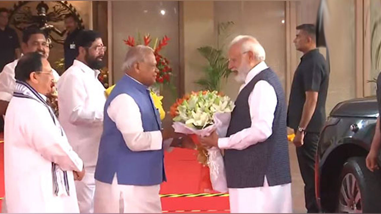 NDA Meet: ఎన్డీయే సమావేశం కోసం అశోక హోటల్ కు చేరుకున్న ప్రధాని మోదీ NDA Meet: ఎన్డీయే సమావేశం కోసం అశోక హోటల్ కు చేరుకున్న ప్రధాని మోదీ