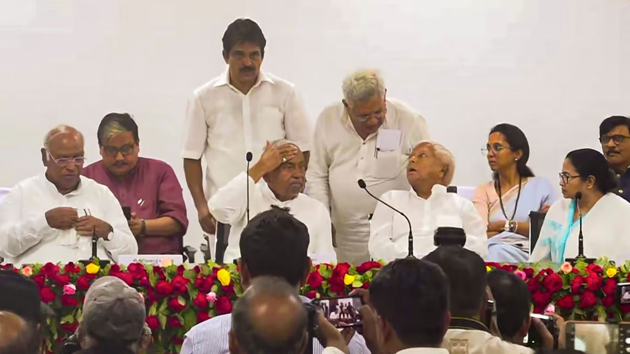 Opposition Meet: బెంగళూరు విపక్షాల సమావేశంపై ప్రభావం చూపిన ఎన్సీపీ రాజకీయ సంక్షోభం Opposition Meet: బెంగళూరు విపక్షాల సమావేశంపై ప్రభావం చూపిన ఎన్సీపీ రాజకీయ సంక్షోభం