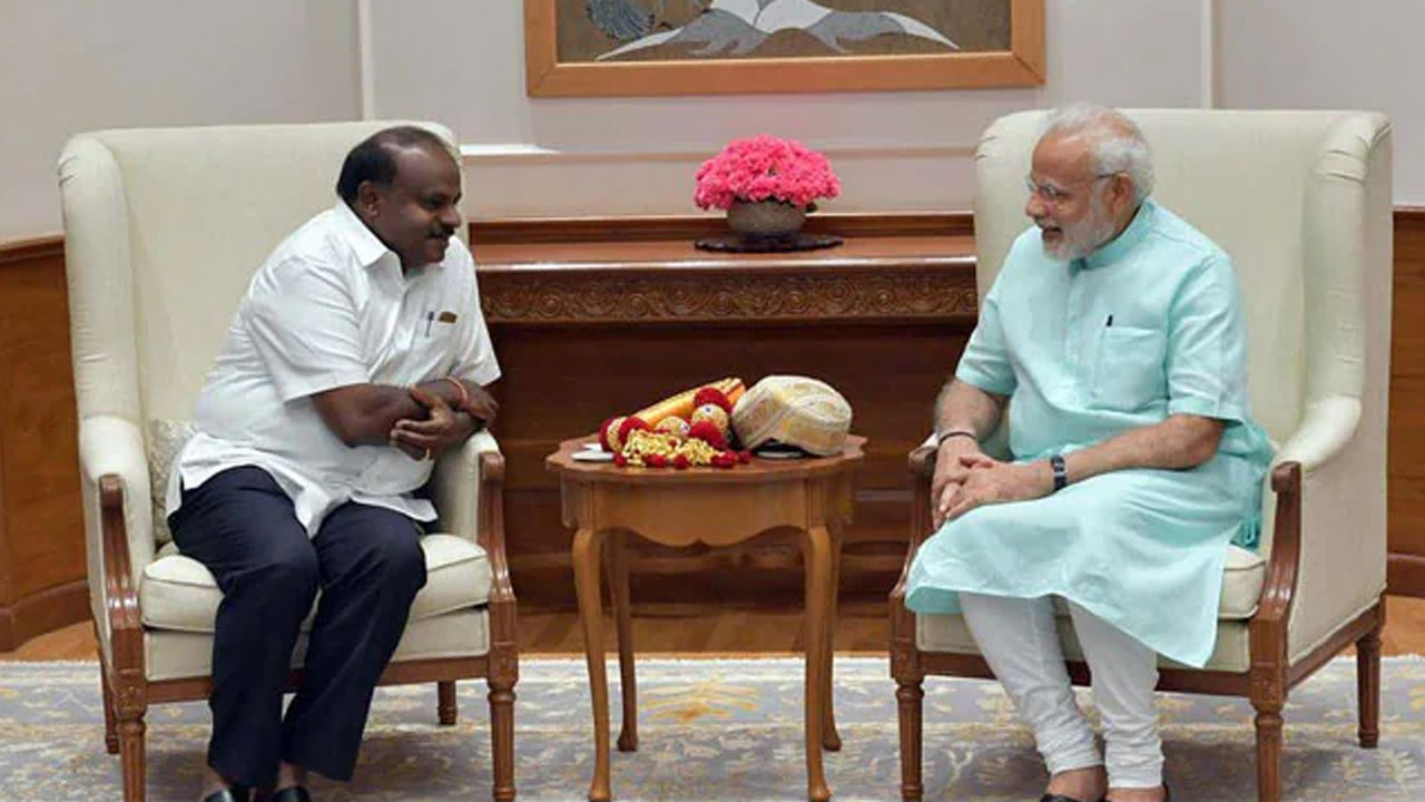 JDS – BJP Alliance: నిన్న బీజేపీని కొట్టడానికి కాంగ్రెస్తో చెలిమి.. నేడు కాంగ్రెస్ను ఓడించడానికి బీజేపీతో దోస్తీ.. పొత్తుపై క్లారిటీ ఇచ్చిన కుమారస్వామి JDS – BJP Alliance: నిన్న బీజేపీని కొట్టడానికి కాంగ్రెస్తో చెలిమి.. నేడు కాంగ్రెస్ను ఓడించడానికి బీజేపీతో దోస్తీ.. పొత్తుపై క్లారిటీ ఇచ్చిన కుమారస్వామి