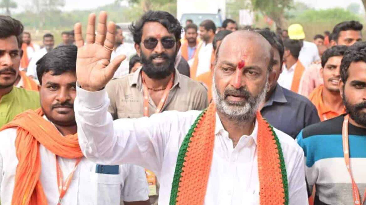 Telangana Politics: బండి సంజయ్ని అధ్యక్షుడిగా తొలగించడాన్ని తట్టుకోలేక పురుగుల మందు తాగిన అనుచరుడు Telangana Politics: బండి సంజయ్ని అధ్యక్షుడిగా తొలగించడాన్ని తట్టుకోలేక పురుగుల మందు తాగిన అనుచరుడు