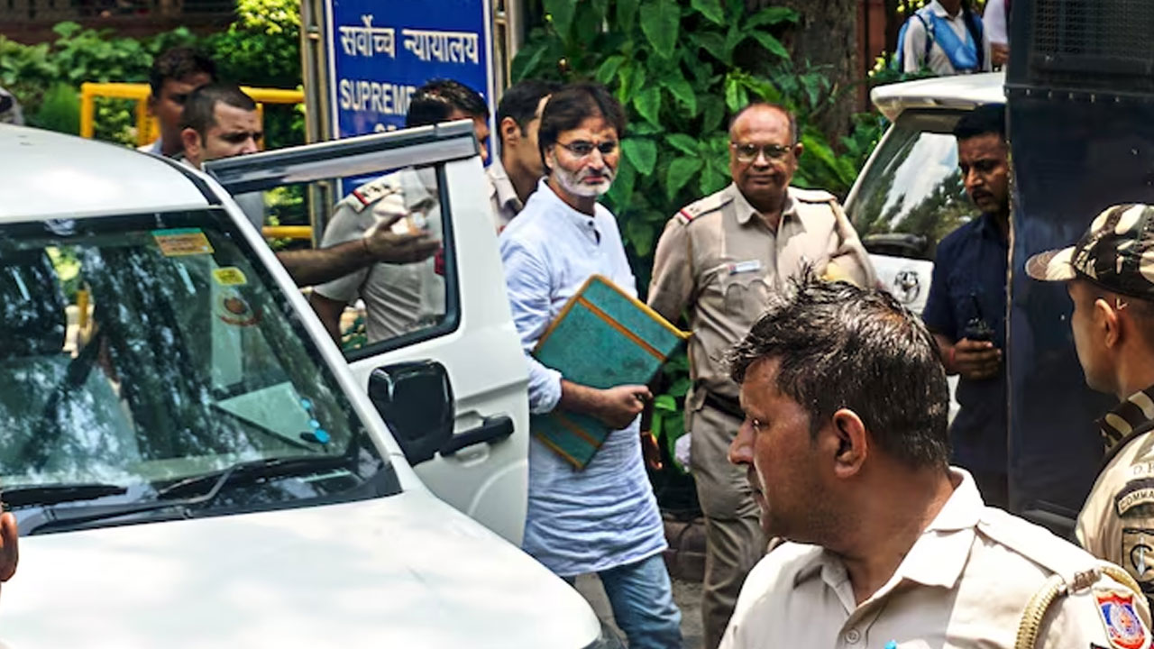Yasin Malik at Supreme Court: అనుమతి లేకుండా సుప్రీంకోర్టుకు వచ్చిన యాసిన్ మాలిక్.. భద్రతపై ఆందోళన వ్యక్తం చేసిన కేంద్రం Yasin Malik at Supreme Court: అనుమతి లేకుండా సుప్రీంకోర్టుకు వచ్చిన యాసిన్ మాలిక్.. భద్రతపై ఆందోళన వ్యక్తం చేసిన కేంద్రం