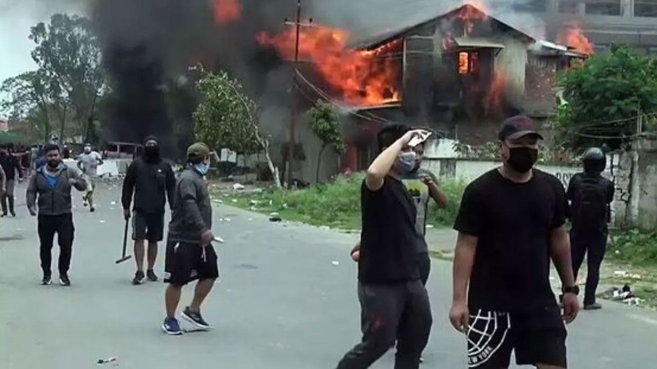 Manipur Violence: ఉన్మాదపు చర్యలపై ఆవేశ ప్రకటనలు.. మణిపూర్ ఘటనా నిందితుల తల తెచ్చిన వారికి రూ.5 లక్షలు ఇస్తానన్న ఆచార్య మనీష్ Manipur Violence: ఉన్మాదపు చర్యలపై ఆవేశ ప్రకటనలు.. మణిపూర్ ఘటనా నిందితుల తల తెచ్చిన వారికి రూ.5 లక్షలు ఇస్తానన్న ఆచార్య మనీష్