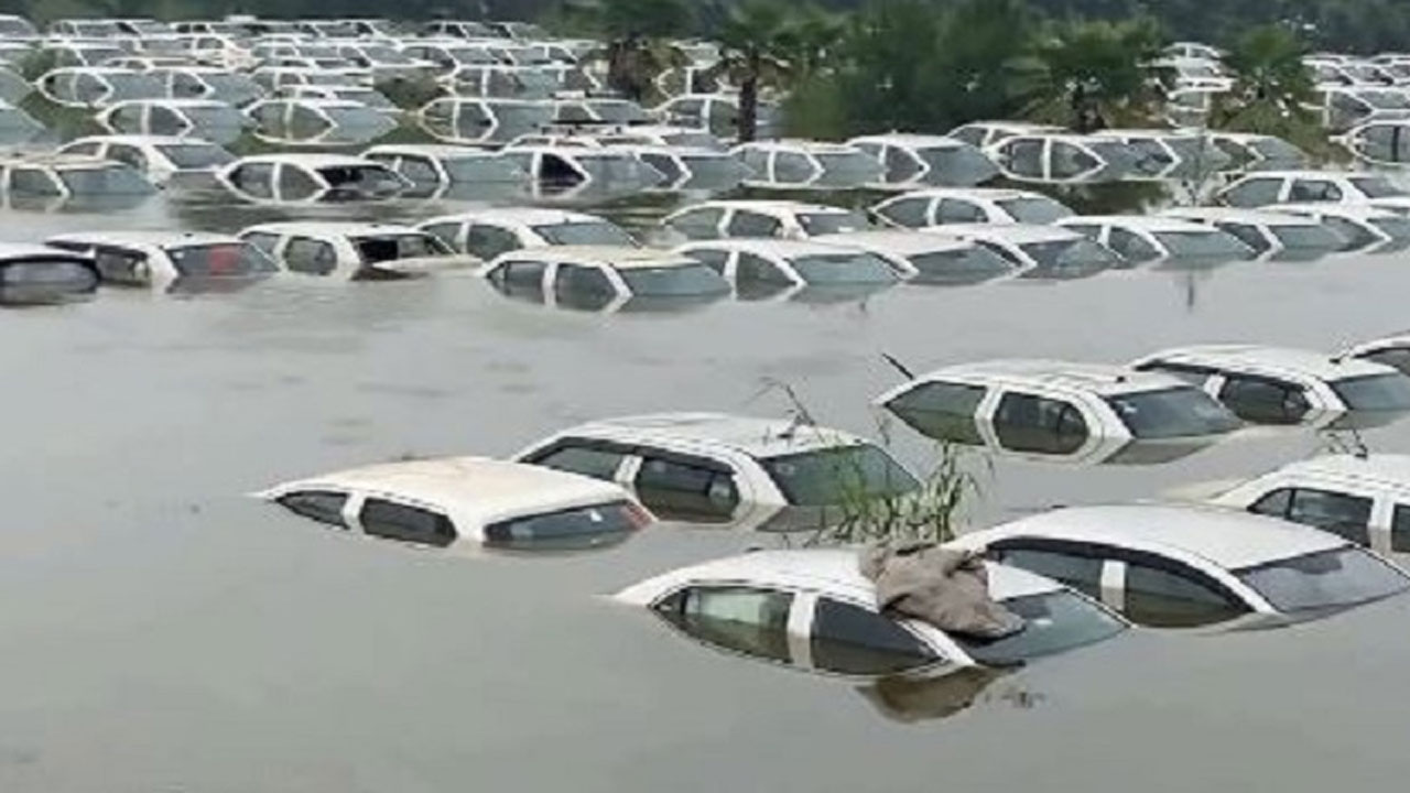Greater Noida: దేశ రాజధానిలో విపత్కర ఘటన.. వరద నీటిలో మునిగిపోయిన వందలాది కార్లు Greater Noida: దేశ రాజధానిలో విపత్కర ఘటన.. వరద నీటిలో మునిగిపోయిన వందలాది కార్లు