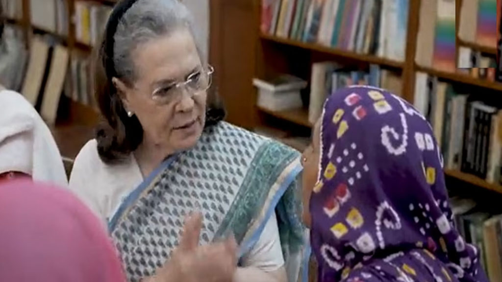 woman farmer asked Sonia Gandhi to Get Rahul Gandhi married and here the Sonia response