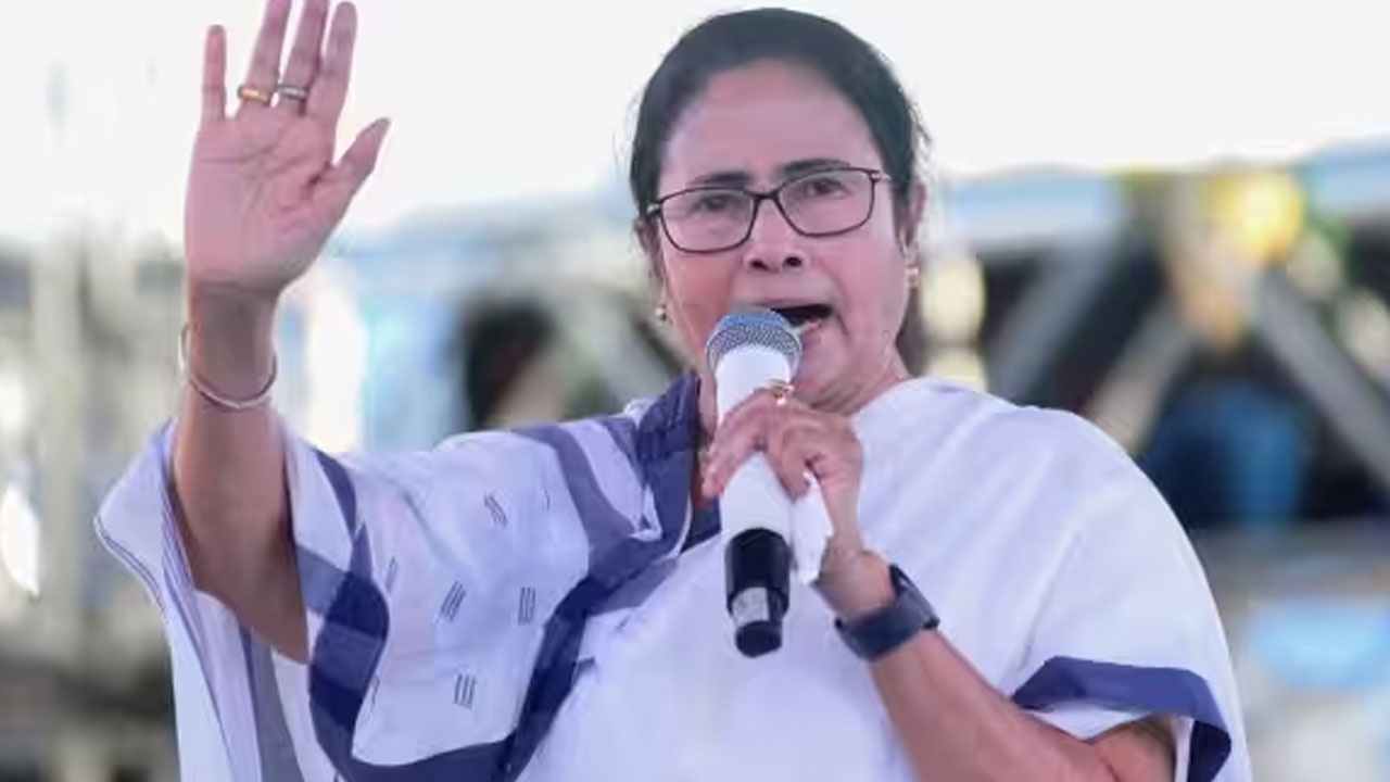 West Bengal Politics: 2024 ఎన్నికల కోసం మమతా బెనర్జీ కొత్త ప్లాన్.. ఈ ప్లాన్ వర్కౌట్ అయితే అంతేనట West Bengal Politics: 2024 ఎన్నికల కోసం మమతా బెనర్జీ కొత్త ప్లాన్.. ఈ ప్లాన్ వర్కౌట్ అయితే అంతేనట
