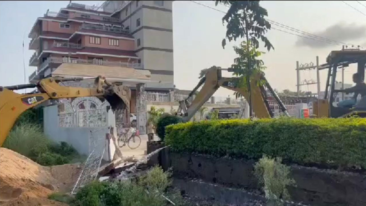 Bulldozer on BJP Leader House: తిరగబడ్డ బుల్డోజర్.. బీజేపీ ఎమ్మెల్సీ ఇంటిపైకి బుల్డోజర్ ప్రయోగించిన బిహార్ ప్రభుత్వం Bulldozer on BJP Leader House: తిరగబడ్డ బుల్డోజర్.. బీజేపీ ఎమ్మెల్సీ ఇంటిపైకి బుల్డోజర్ ప్రయోగించిన బిహార్ ప్రభుత్వం