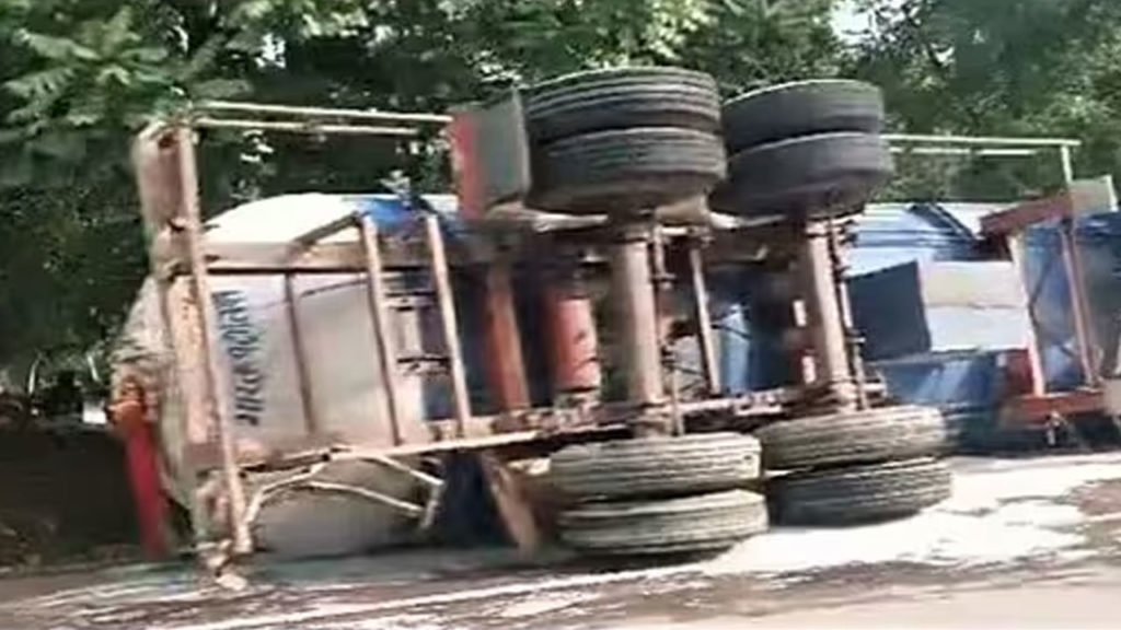 nine people died as gas tanker overturns after hitting auto in uttar pradesh