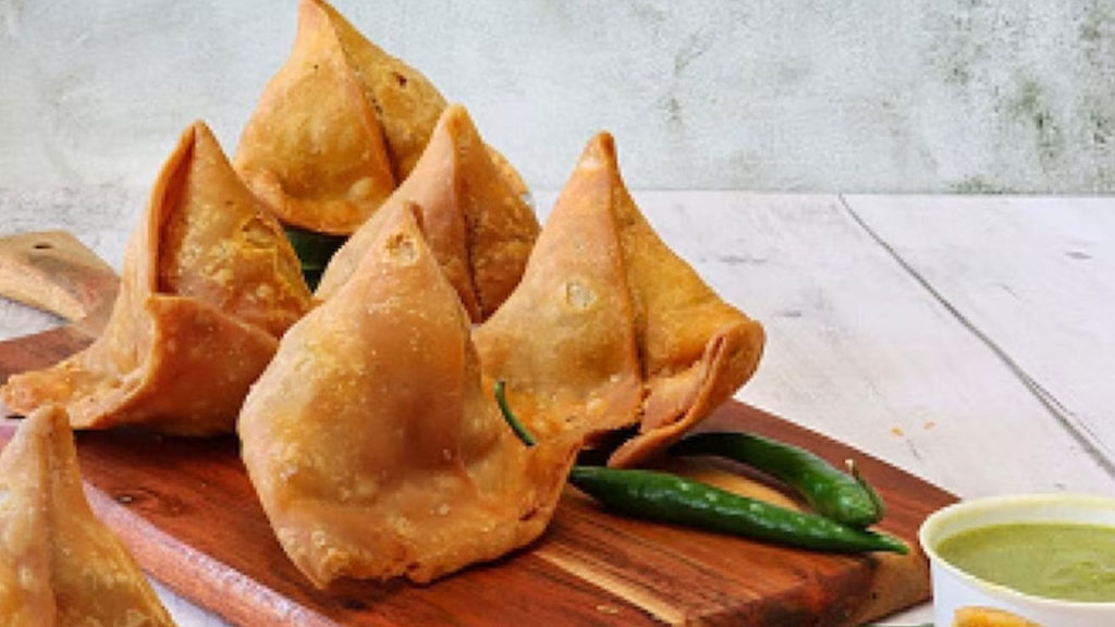 doctor loses Rs one and half lakh to online fraud while ordering samosas