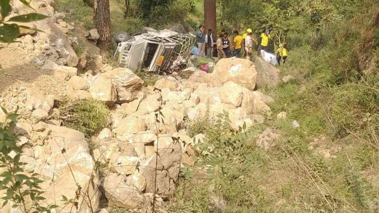 Uttarakhand Road Accident : ఉత్తరాఖండ్ లో ఘోర రోడ్డు ప్రమాదం.. లోయలో పడిపోయిన వాహనం, డ్రైవర్ సహా ఆరుగురు గల్లంతు Uttarakhand Road Accident : ఉత్తరాఖండ్ లో ఘోర రోడ్డు ప్రమాదం.. లోయలో పడిపోయిన వాహనం, డ్రైవర్ సహా ఆరుగురు గల్లంతు