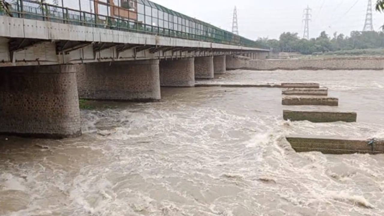 Yamuna River : శాంతించిన యమునా నది.. 205.45 మీటర్లకు తగ్గిన నీటి మట్టం Yamuna River : శాంతించిన యమునా నది.. 205.45 మీటర్లకు తగ్గిన నీటి మట్టం