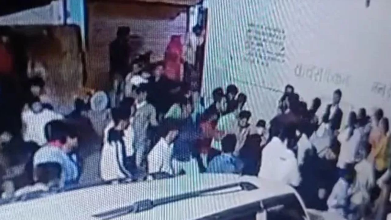 Attack On Dalit Man Wedding Baraat : దళితుడి పెళ్లి బరాత్ పై రాళ్ల దాడి.. మరో ఘటనలో మెడలో చెప్పుల దండ వేసి దాడి Attack On Dalit Man Wedding Baraat : దళితుడి పెళ్లి బరాత్ పై రాళ్ల దాడి.. మరో ఘటనలో మెడలో చెప్పుల దండ వేసి దాడి
