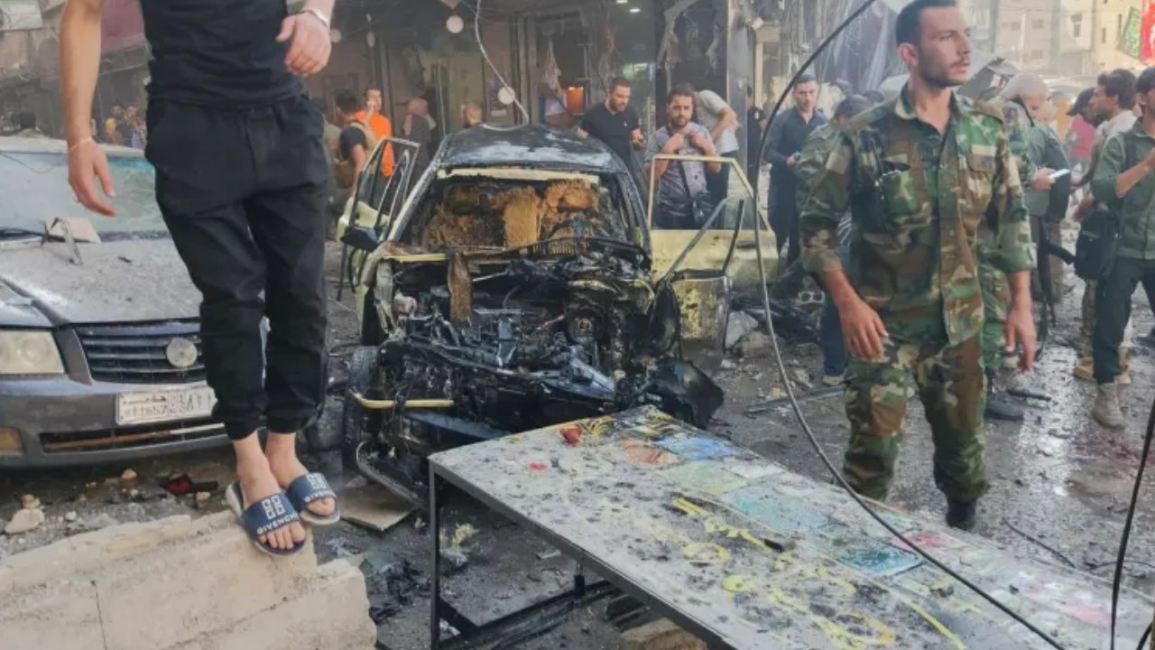 Syria : సిరియాలోని షియా ముస్లింల మందిరం సమీపంలో భారీ బాంబు పేలుడు.. Syria : సిరియాలోని షియా ముస్లింల మందిరం సమీపంలో భారీ బాంబు పేలుడు..