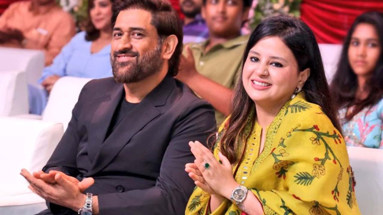 Dhoni : హీరోగా మహేంద్ర సింగ్ ధోని.. అలాంటి కథ అయితే ధోని రెడీ అంటున్న సాక్షి.. Dhoni : హీరోగా మహేంద్ర సింగ్ ధోని.. అలాంటి కథ అయితే ధోని రెడీ అంటున్న సాక్షి..