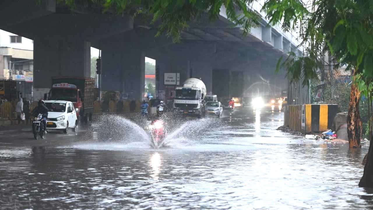 Telangana Rain Alert : తెలంగాణకు రెడ్ అలర్ట్.. రెండు రోజులపాటు ఆ జిల్లాల్లో భారీ నుంచి అతిభారీ వర్షాలు.. Telangana Rain Alert : తెలంగాణకు రెడ్ అలర్ట్.. రెండు రోజులపాటు ఆ జిల్లాల్లో భారీ నుంచి అతిభారీ వర్షాలు..