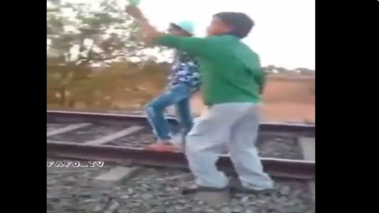 Viral Video: వీడియో వైరల్ కావడం కోసం.. రైలు దూసుకొస్తున్నా పట్టాల మీదే యువకుడు.. చివరకు.. Viral Video: వీడియో వైరల్ కావడం కోసం.. రైలు దూసుకొస్తున్నా పట్టాల మీదే యువకుడు.. చివరకు..