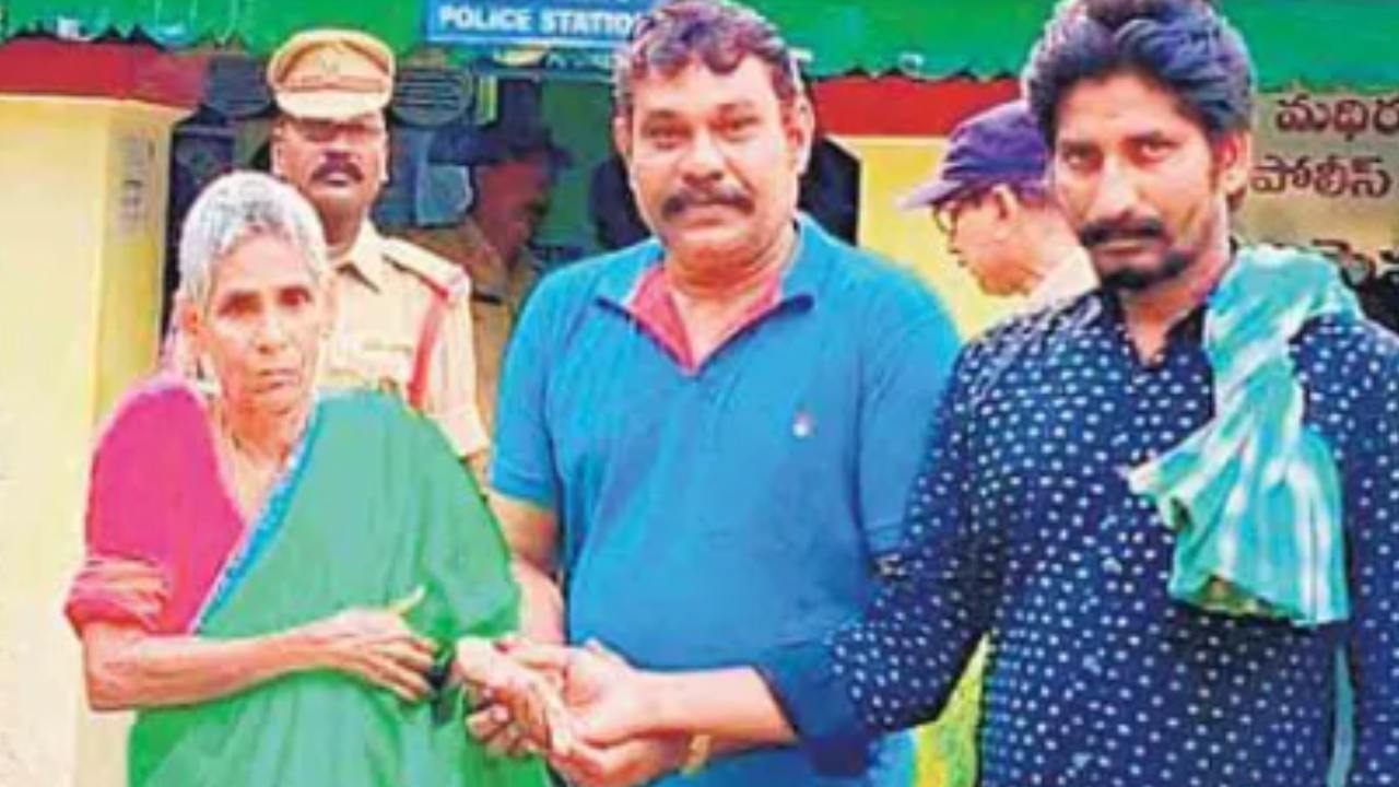 Andhra Pradesh : చనిపోయిందనుకున్న తల్లి కళ్లముందు ప్రత్యక్షం.. ఆనందంతో ఉప్పొంగిపోయిన కుమారులు Andhra Pradesh : చనిపోయిందనుకున్న తల్లి కళ్లముందు ప్రత్యక్షం.. ఆనందంతో ఉప్పొంగిపోయిన కుమారులు
