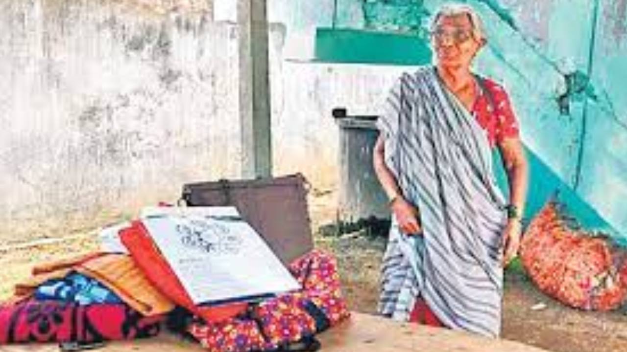 Karimnagar : కన్నతల్లిని ఇంటి నుంచి బయటకు గెంటేసిన కొడుకులు… బిక్షాటన చేస్తూ జీవనం సాగిస్తున్న వృద్ధురాలు Karimnagar : కన్నతల్లిని ఇంటి నుంచి బయటకు గెంటేసిన కొడుకులు… బిక్షాటన చేస్తూ జీవనం సాగిస్తున్న వృద్ధురాలు