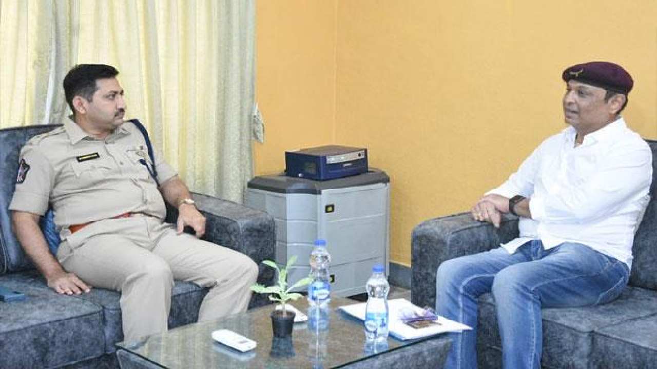 Naresh : ఆత్మరక్షణ కోసం తుపాకీ లైసన్స్ కావాలంటూ ఎస్పీని కలిసిన నరేశ్.. Naresh : ఆత్మరక్షణ కోసం తుపాకీ లైసన్స్ కావాలంటూ ఎస్పీని కలిసిన నరేశ్..