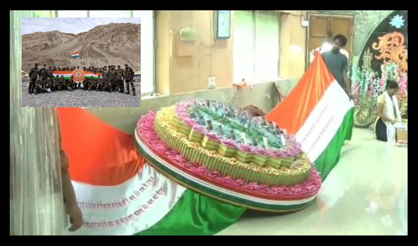 Rakhi For Soldiers : 21 మంది వీరజవాన్ల చిత్రాలతో 27 అడుగుల రాఖీ .. భారత్కు రక్షణ కవచంలా నిలిచే సైనికుల కోసం Rakhi For Soldiers : 21 మంది వీరజవాన్ల చిత్రాలతో 27 అడుగుల రాఖీ .. భారత్కు రక్షణ కవచంలా నిలిచే సైనికుల కోసం