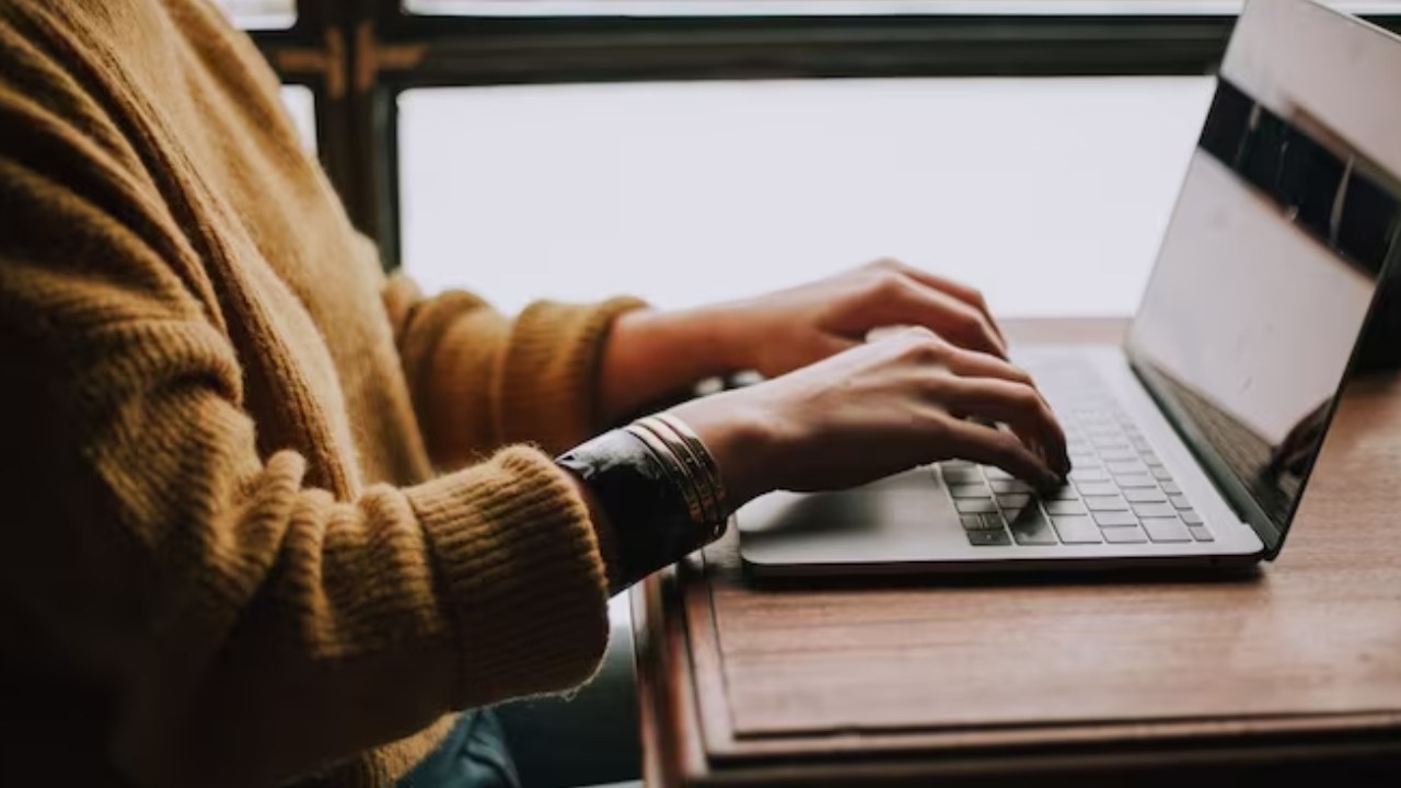 Bans Import Laptops : ల్యాప్టాప్ల దిగుమతిపై ఆంక్షలు.. విదేశాల్లో కొనుగోలు చేసిన వాటిని మీవెంట తెచ్చుకోవాలంటే ఇలా చేయాలి Bans Import Laptops : ల్యాప్టాప్ల దిగుమతిపై ఆంక్షలు.. విదేశాల్లో కొనుగోలు చేసిన వాటిని మీవెంట తెచ్చుకోవాలంటే ఇలా చేయాలి