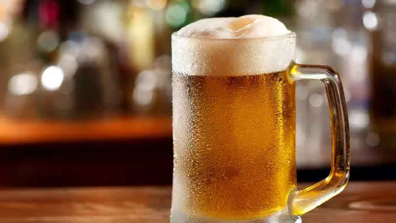Beer : షాకింగ్.. కింగ్ ఫిషర్ బీర్లో నిషేధిత రసాయనం, తాగితే ప్రాణాలకే ప్రమాదం, వెంటనే అమ్మకాలు నిలిపివేయాలని ఆదేశం Beer : షాకింగ్.. కింగ్ ఫిషర్ బీర్లో నిషేధిత రసాయనం, తాగితే ప్రాణాలకే ప్రమాదం, వెంటనే అమ్మకాలు నిలిపివేయాలని ఆదేశం