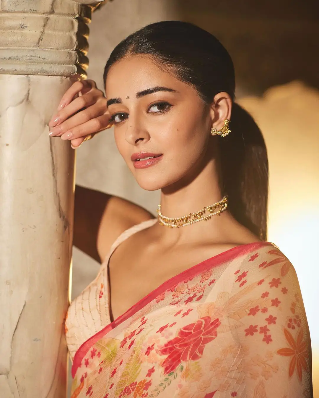 Bollywood Actress Ananya Panday saree photos gone viral