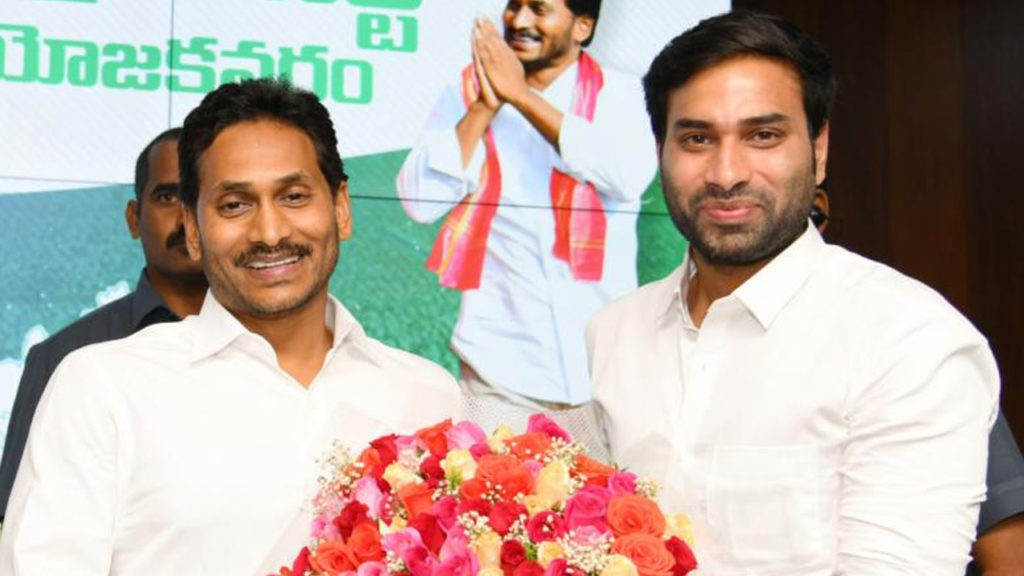 cm jagan went to devineni avinash house in vijayawada