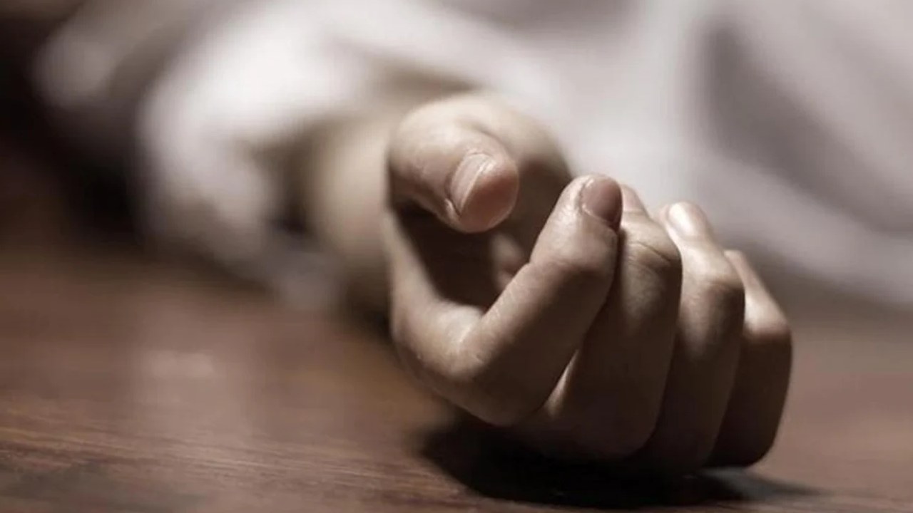 Constable Death Case: ప్రియుడుతో కలిసి భర్తను కడతేర్చిన భార్య.. కానిస్టేబుల్ అనుమానాస్పద మృతి కేసులో విస్తుపోయే వాస్తవాలు .. Constable Death Case: ప్రియుడుతో కలిసి భర్తను కడతేర్చిన భార్య.. కానిస్టేబుల్ అనుమానాస్పద మృతి కేసులో విస్తుపోయే వాస్తవాలు ..