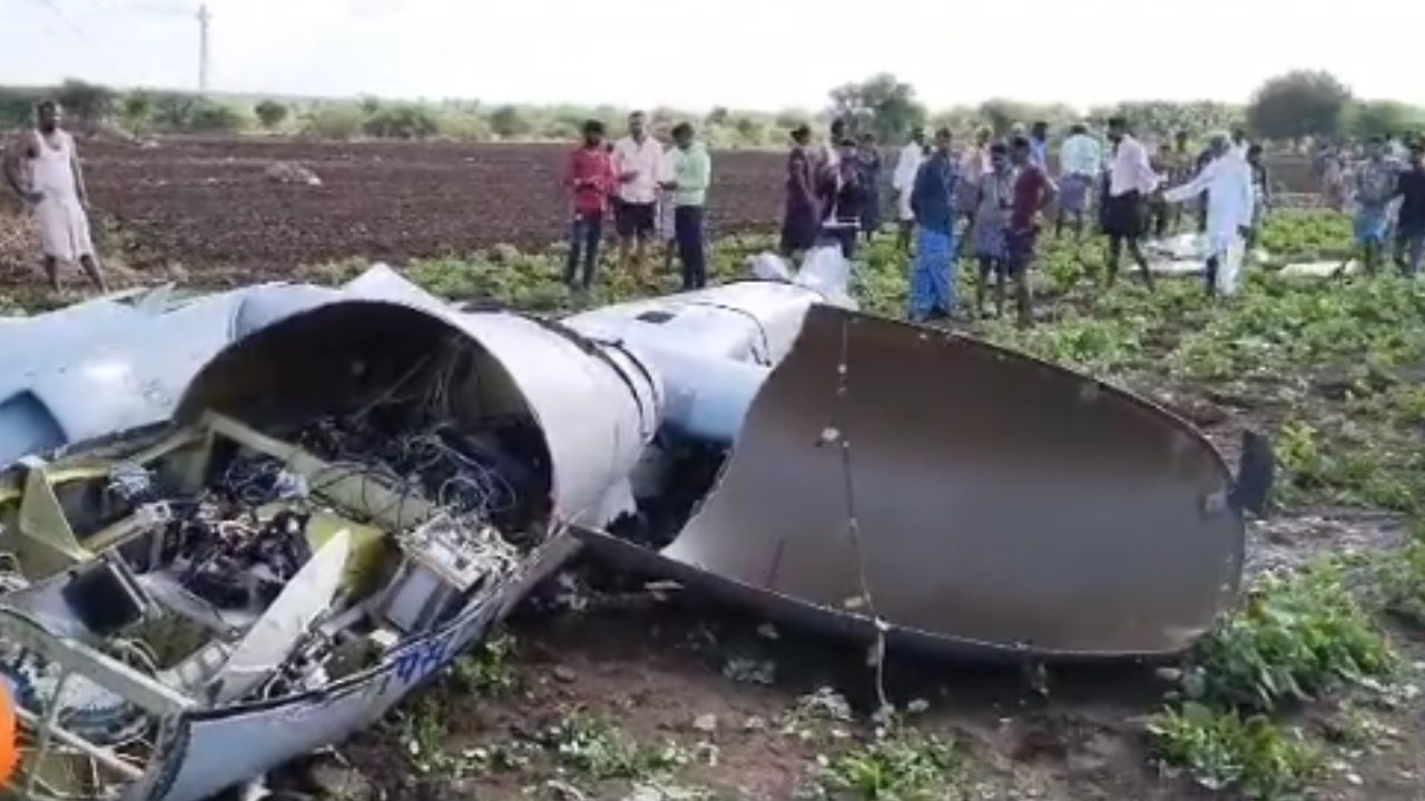 DRDO Drone: పొలాల్లో కుప్పకూలిన డీఆర్డీవో డ్రోన్.. భయాందోళనకు గురైన స్థానికులు DRDO Drone: పొలాల్లో కుప్పకూలిన డీఆర్డీవో డ్రోన్.. భయాందోళనకు గురైన స్థానికులు