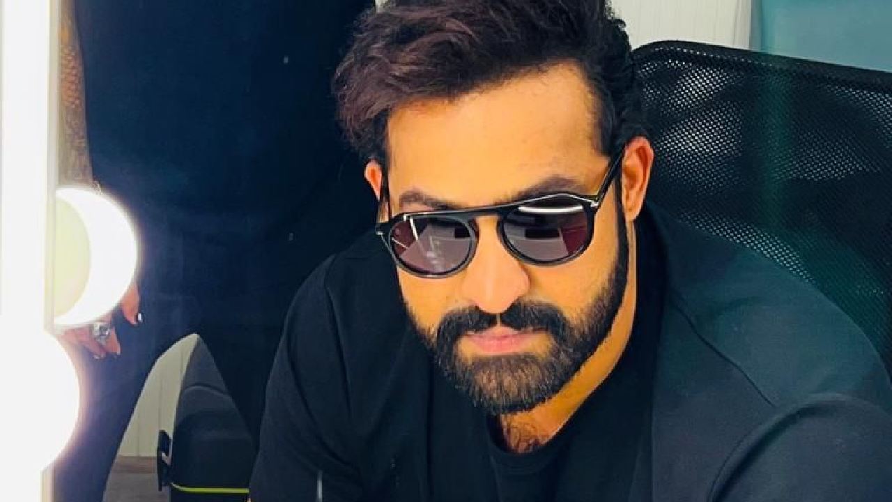 NTR : కొత్త యాడ్ షూట్ కోసం ఎన్టీఆర్ న్యూ లుక్ చూశారా.. ఫోటో వైరల్..! NTR : కొత్త యాడ్ షూట్ కోసం ఎన్టీఆర్ న్యూ లుక్ చూశారా.. ఫోటో వైరల్..!