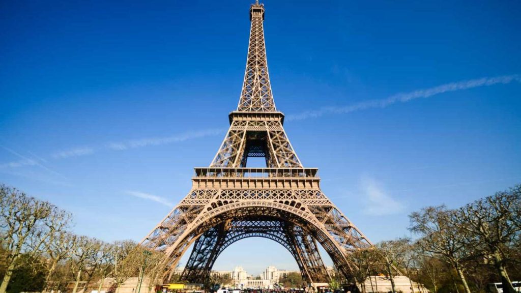 Eiffel Tower American tourists