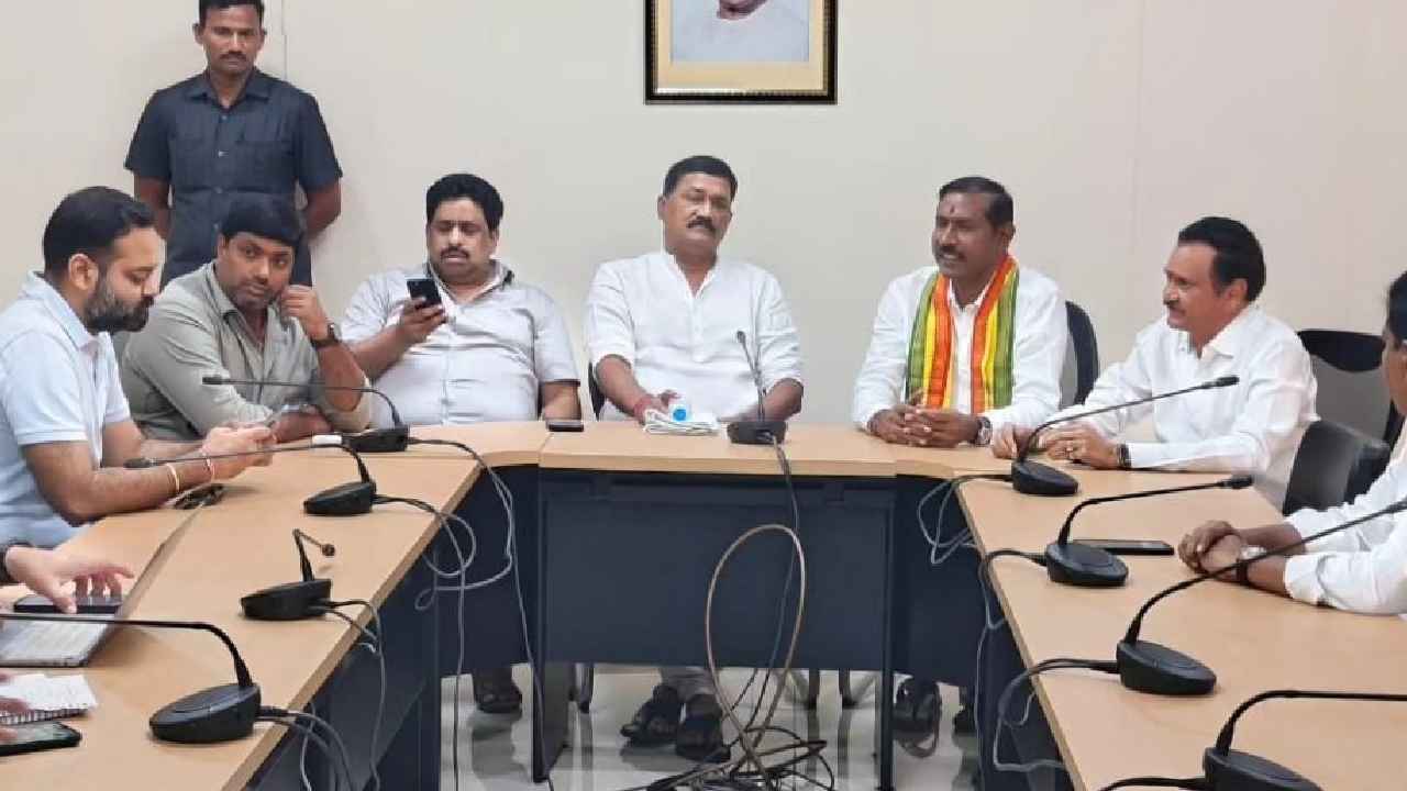 Ganta Srinivasa Rao : జగన్ను ప్రశ్నిస్తే పవన్ కల్యాణ్పై వ్యక్తిగతంగా దాడి చేస్తారా? ఆలయాలను ఇళ్లతో పోలుస్తారా? గంటా శ్రీనివాసరావు Ganta Srinivasa Rao : జగన్ను ప్రశ్నిస్తే పవన్ కల్యాణ్పై వ్యక్తిగతంగా దాడి చేస్తారా? ఆలయాలను ఇళ్లతో పోలుస్తారా? గంటా శ్రీనివాసరావు