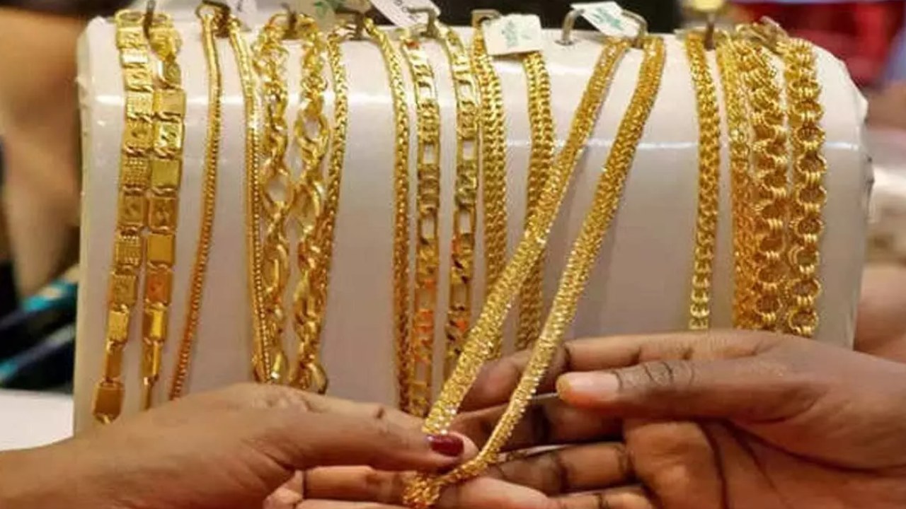 Gold Price Today: తగ్గిన బంగారం ధరలు.. తెలుగు రాష్ట్రాల్లో ఈరోజు గోల్డ్ ధరలు ఎలా ఉన్నాయంటే? Gold Price Today: తగ్గిన బంగారం ధరలు.. తెలుగు రాష్ట్రాల్లో ఈరోజు గోల్డ్ ధరలు ఎలా ఉన్నాయంటే?