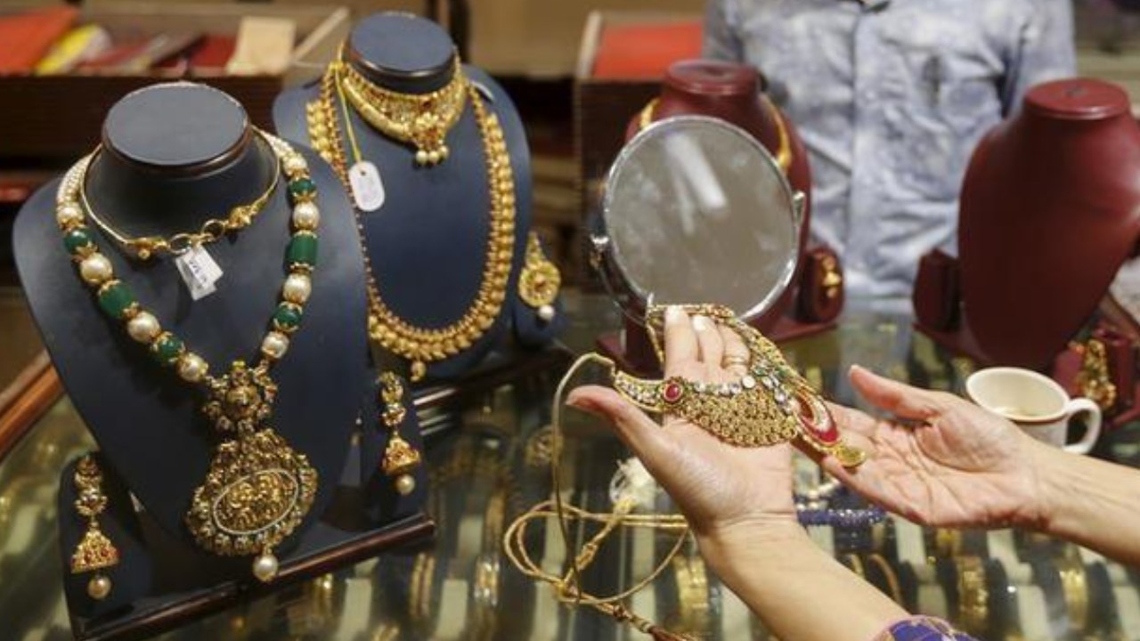 Gold Price Today : గోల్డ్ కొంటున్నారా.. అయితే గుడ్న్యూస్..! తెలుగు రాష్ట్రాల్లో బంగారం, వెండి ధరలు ఇలా.. Gold Price Today : గోల్డ్ కొంటున్నారా.. అయితే గుడ్న్యూస్..! తెలుగు రాష్ట్రాల్లో బంగారం, వెండి ధరలు ఇలా..